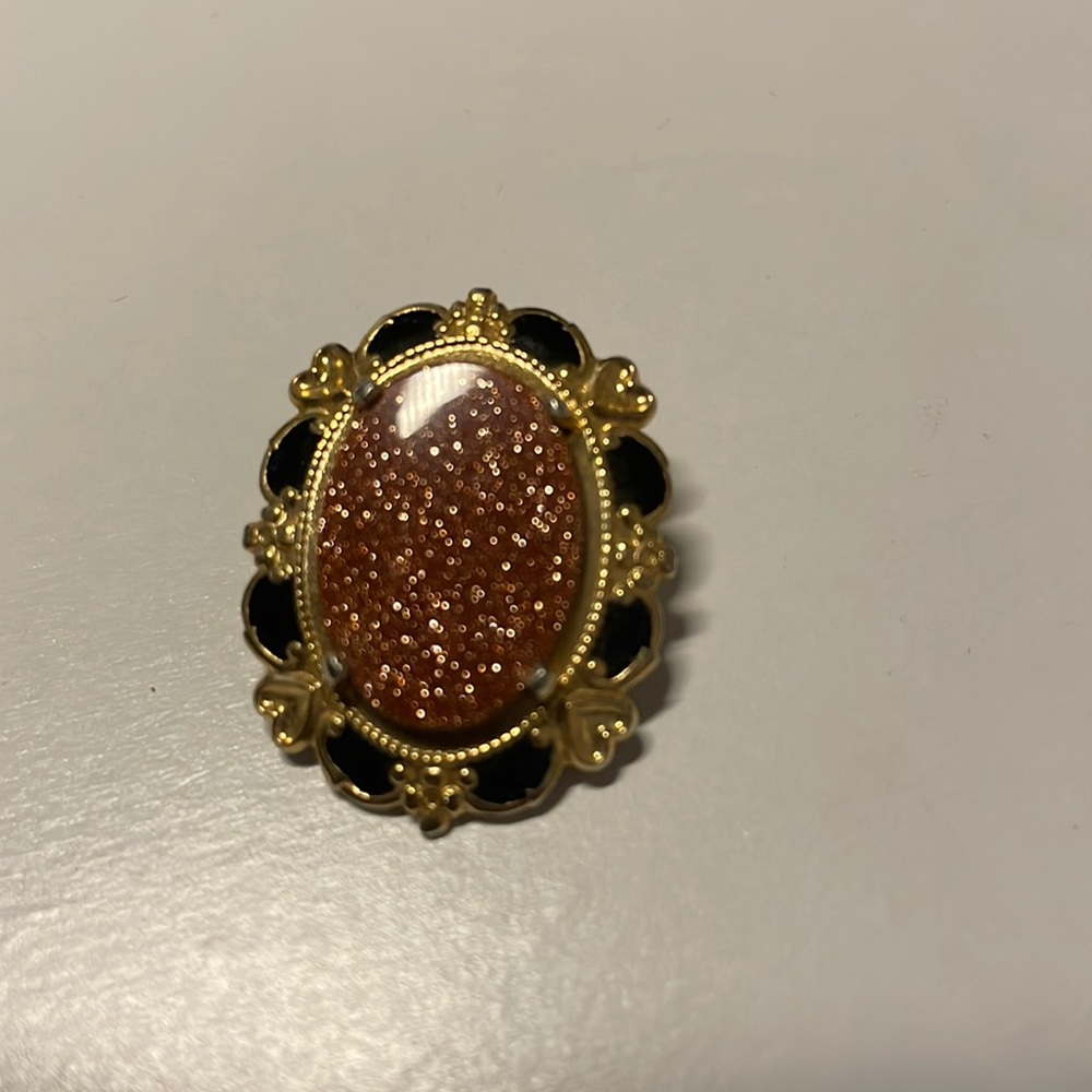 Single goldstone gold toned enamel clip earring